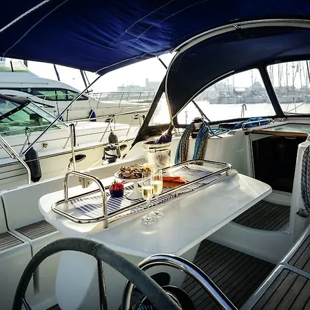 Πλωτό κατάλυμα Sail&b