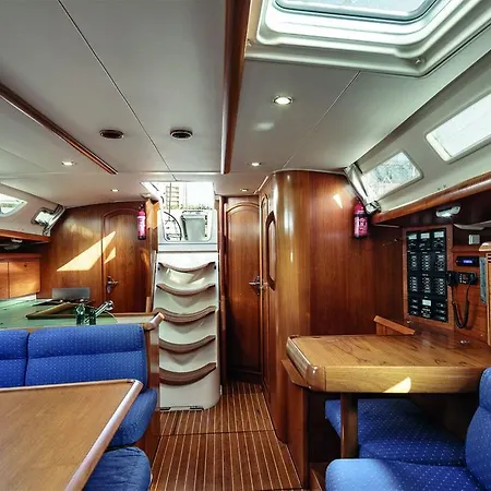 Botel Sail&b