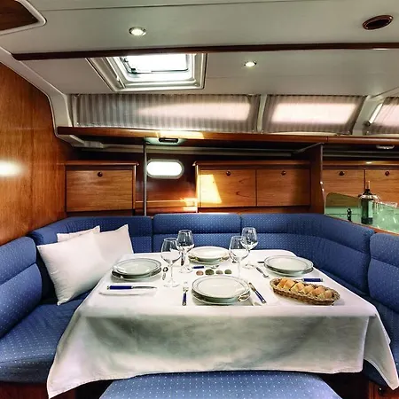 Botel Sail&b *