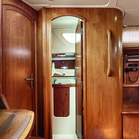 Botel Sail&b *